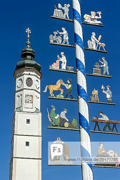 Glockenturm der Marktkirche St. Veit  Maibaum mit Zunftzeichen  Marienplatz  Marktplatz  Dorfen  Oberbayern  Bayern  Deutschland  Europa