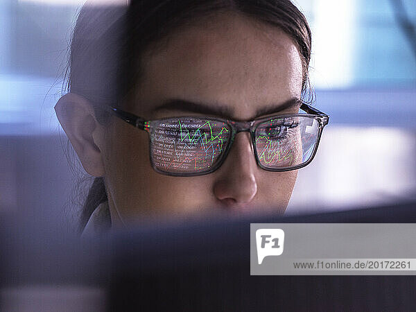 Händler analysiert Finanzmarktdaten am Computer