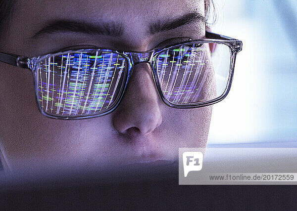 Wissenschaftler tragen Brillen und analysieren DNA-Daten am Computer