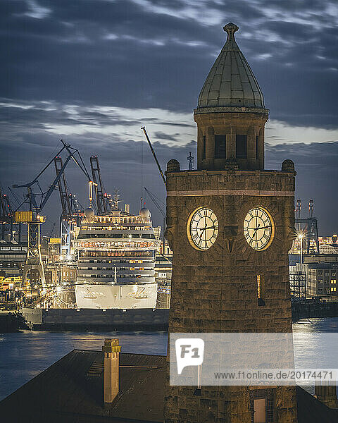 Germany  Hamburg  Port of Hamburg at dusk with Pegelturm in foreground