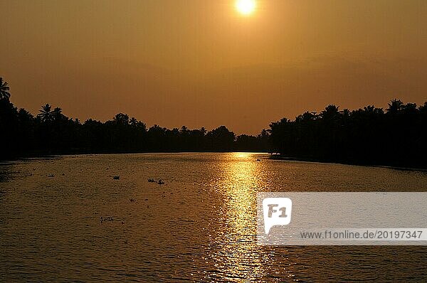 Kerala: Das Land der Waren. Backwater Kreuzfahrt bei Sonnenuntergang in der Nähe von Alleppy in Kerala
