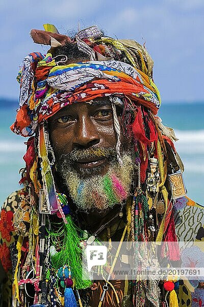 Portrait eines Einheimischen  Rasta  Reggae  Rastafari  Glaube  Kleidung  bunt  hip  stylisch  verrückt  Kultur  Subkultur  Musik  Portrait  Kopfportrait  Mann  männlich  Lebensstil  Kunst  Körperkunst  lächelnd  Blumenkind  Hippie  karibisch  Gesicht  Bart  Koh Samui  Thailand  Asien