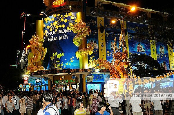 Ho Chi Ming Stadt: Das Neujahrsfest beginnt auf dem Eden Platz in der Nähe der Oper