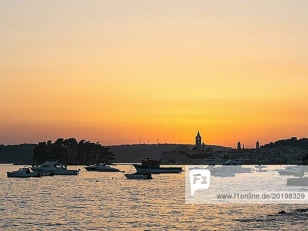 Boote ankern in einer Bucht  Silhouette von Kirchtürmen  Abendstimmung nach Sonnenuntergang über Rab  Stadt Rab  Insel Rab  Kvarner Bucht  Kroatien  Europa