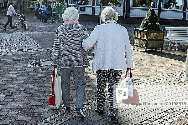 Arm in Arm laufen zwei Rentnerinnen in Bad Harzburg  06.10.2018
