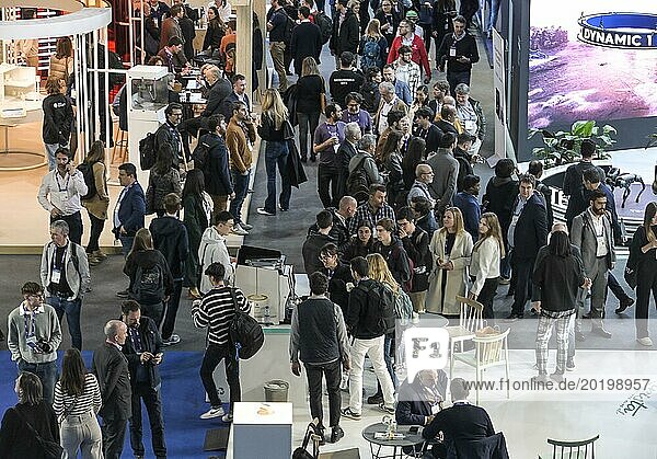 Besucher drängen sich auf dem MWC Mobile World Congress 2024  Barcelona  Spanien  Europa