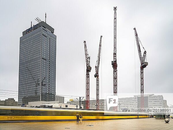 Langzeitbelichtung  Großbaustelle am Alexanderplatz  Berlin  Deutschland  Europa