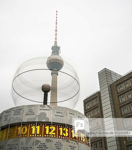 Langzeitbelichtung  Weltzeituhr am Alexanderplatz  Berlin  Deutschland  Europa