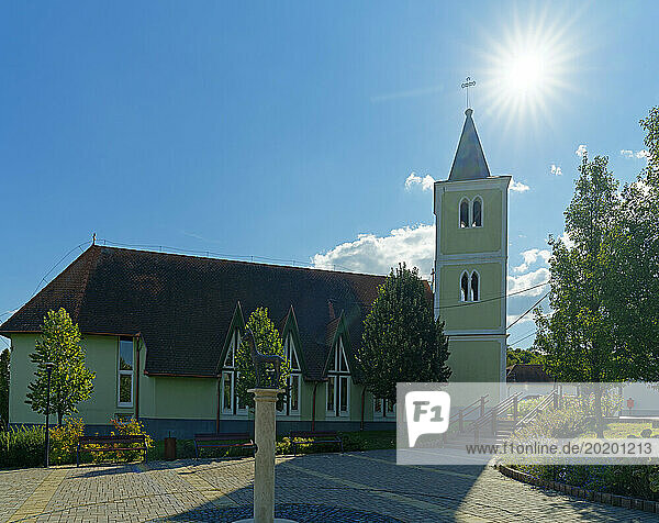 A római katona sírja, römischer Ruinengarten, Brunnen, , Oz szobor, Skulptur, Hévízi Jézus Szíve-templom, Herz Jesu Kirche, katholische Kirche