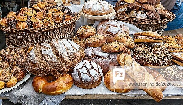 Lebensmittel  Backwaren  viele verschiedene süße Backwaren und Gebäckstücke  in einer Bäckerei  KI generiert  AI generated
