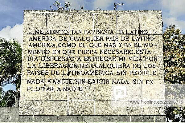 Wand mit eingraviertem Zitat als Teil eines öffentlichen Denkmals  (Memorial del Ernesto Che Guevara Denkmal  Santa Clara)  Kuba  Mittelamerika