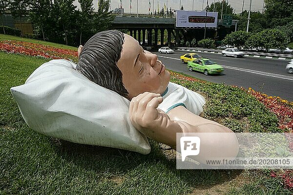 Autos auf der Stadtautobahn in Teheran fahren am Kunstobjekt Schlafendes Kind vorbei. Die Stadt Teheran verändert das Bild der Stadt durch Kunstobjekte im öffentlichen Raum  21.05.2016