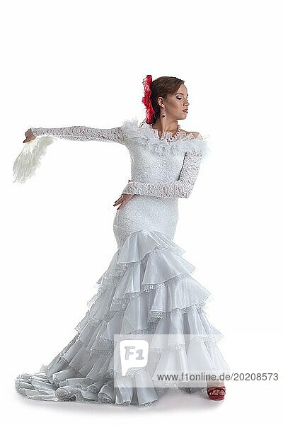 Porträt einer Frau in voller Länge  die Flamenco tanzt. vor weißem Hintergrund
