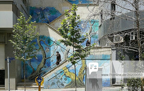 Passanten gehen in Teheran eine bemalte Treppe hinauf. Die Stadt Teheran verändert das Bild der Stadt durch Kunstobjekte im öffentlichen Raum  17.05.2016