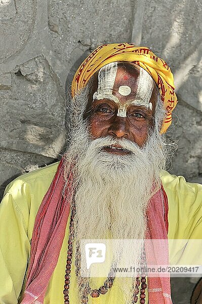 Porträt eines älteren Mannes in traditioneller Kleidung mit gelbem Turban und religiösen Symbolen  Kathmandu-Tal  Kathmandu  Nepal  Asien