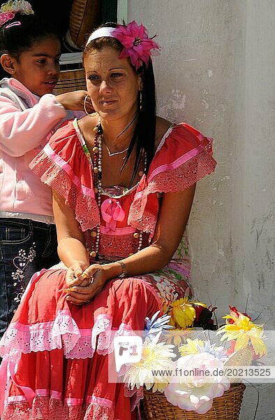 Foto Modelle in Kolonialstil Bekleidung posieren in Havanna für Touristen. Models im Kolonialstil Bekleidung posieren für Touristen