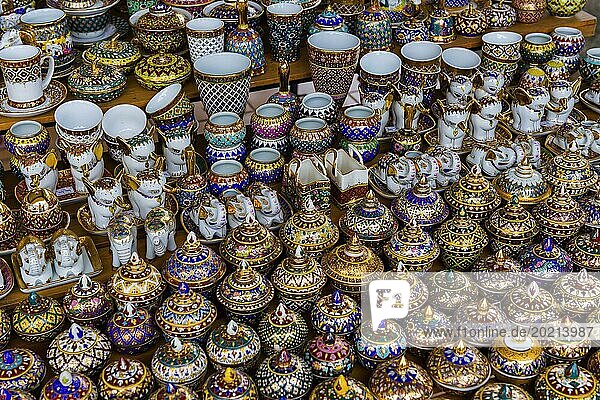 Souvenir-Stand  Souvenir  Mitbringsel  Porzellan  asiatisch  kitschig  bunt  Markt  Shop  Einkauf  Keramik  Dekoration  Dekoartikel  Handarbeit  Geschenk  Tradition  traditionell  Thailand  Asien