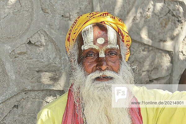 Nahaufnahme eines ernst blickenden Mannes mit gelbem Turban und langer weißer Bart  Kathmandu-Tal  Kathmandu  Nepal  Asien