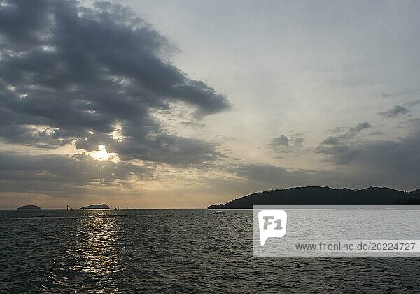 Schöner Sonnenuntergang über dem Meer im Meeresschutzgebiet. Malaysia