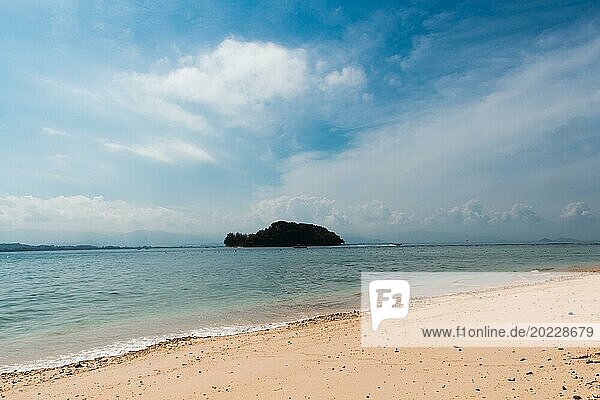 Eine kleine tropische Insel im Meerespark.Malaysia
