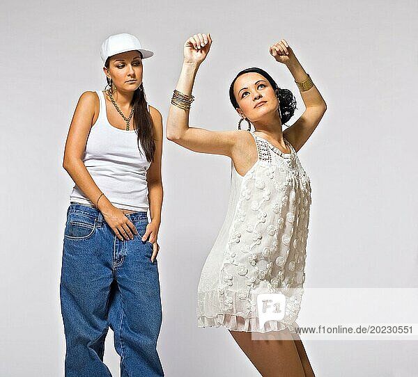 Zwei junge Frauen tanzen  rappen Kultur