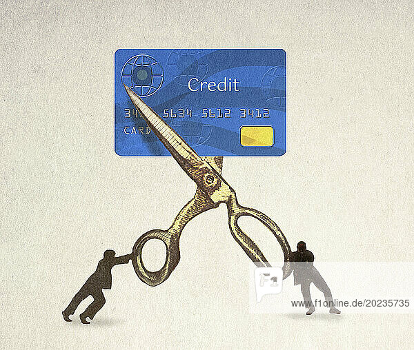 MÃ¤nner kÃ¤mpfen mit einer Schere  um eine groÃŸe Kreditkarte zu zerschneiden