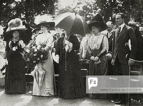 EDITORIAL Alfonso XIII  Victoria Eugenie of Battenberg  Infanta Beatriz  Princess of Civitella-Cesi  Infanta María Cristina  Countess Marone and the duchess of Argyll at the inauguration of the Osborne Bazaar  organised for the benefit of the poor people of the Isle of Wight. From Mundo Grafico  published 1912.