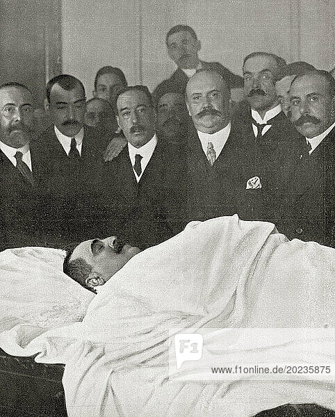 The body of José Canalejas y Méndez  seen here in the Ministry of the Interior  after his assassination in front of the Puerta del Sol  Madrid  Spain  1912. José Canalejas y Méndez  1854 – 1912. Spanish politician  Prime Minister of Spain. From Mundo Grafico  published 1912.