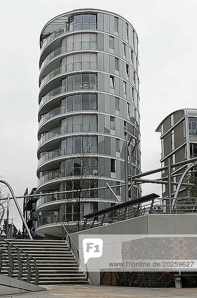Rundes  modernes Glasgebäude neben einer Treppe an einem bewölkten Tag  Hamburg  Hansestadt Hamburg  Deutschland  Europa