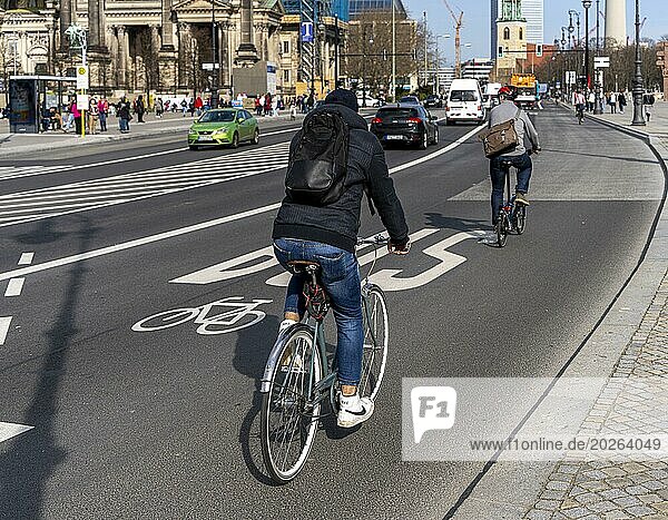 Kombinierte Bus- und Fahrradspur  Schlossbrücke Unter den Linden  Berlin-Mitte  Deutschland  Europa