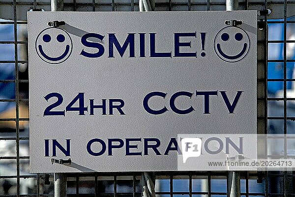 Smile 24 Stunden CCTV in Betrieb Schild  England  UK