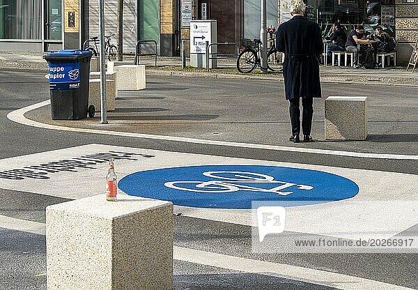 Symbolfoto zum Thema Fahrradstraße in Berlin  Niederwallstraße und Hausvogteiplatz  Berlin-Mitte  Deutschland  Europa