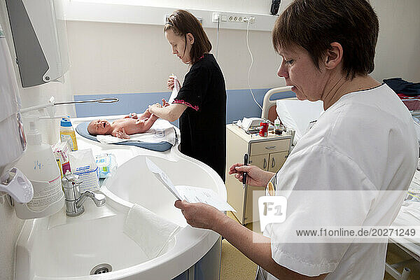 The childcare assistant explains the health record to the mother. Saint Vincent de Paul Hospital  Lille.