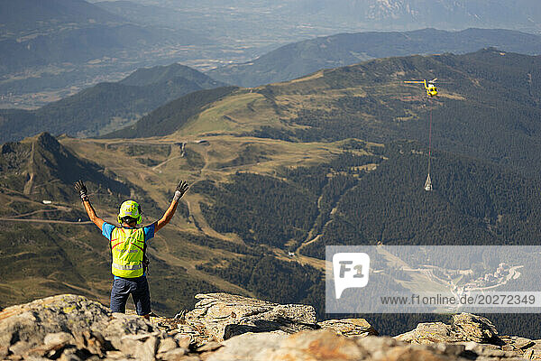 Report on a rescue device specializing in difficult mountain access. The employees receive  fix and set up the antenna which will serve as a relay in the valley located below.