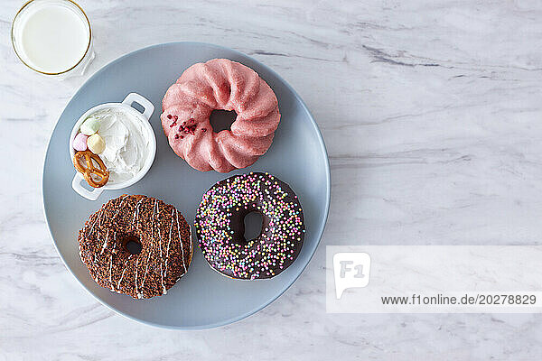 Eine Gruppe Donuts mit verschiedenen Belägen