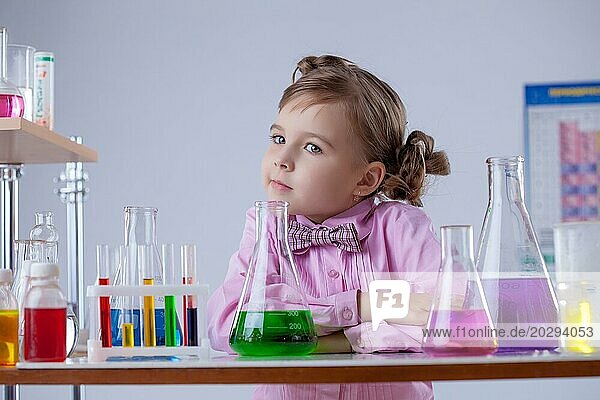Nachdenkliches Mädchen posiert im Chemieunterricht  Nahaufnahme
