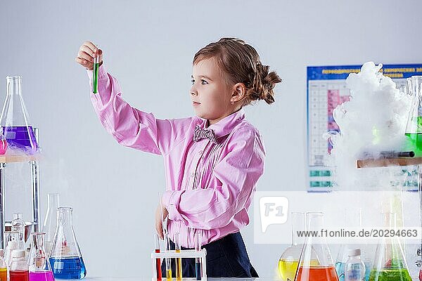 Bild von stilvollem Schulmädchen  das im Chemielabor posiert  Nahaufnahme