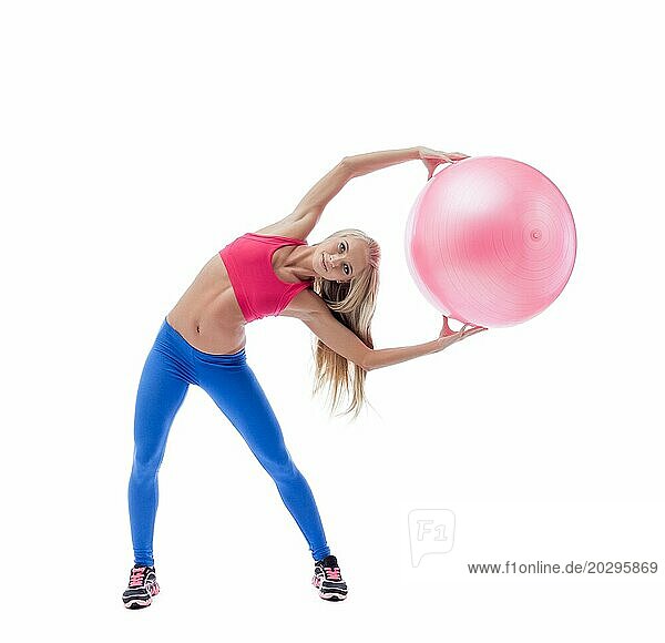 Schöne schlanke Frau trainiert mit Fitness Ball  vor weißem Hintergrund