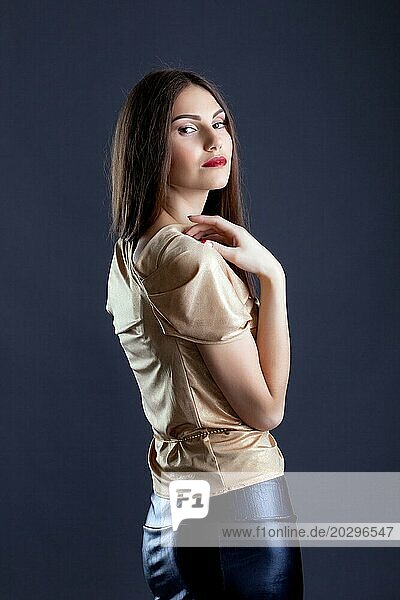 Bild einer hübschen  schlanken Frau in stilvoller Kleidung  Nahaufnahme
