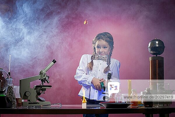 Studioaufnahme eines erschrockenen kleinen Mädchens im Labor  Nahaufnahme