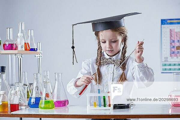 Bild eines intelligenten Mädchens  das Röhrchen im Labor mischt  Nahaufnahme