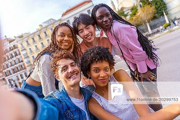 Persönliche Perspektive einer multiethnischen Gruppe von Freunden bei einem Selfie in der Stadt