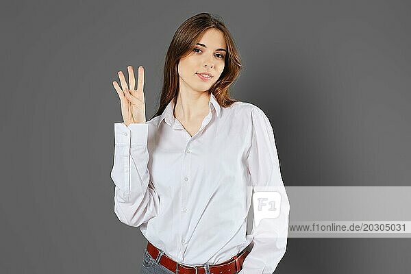 Nette Frau zeigt vier Finger. Zählen mit Fingern Konzept