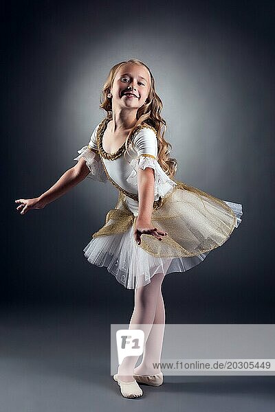 Bild von lächelnden kleinen Ballerina posiert Blick in die Kamera