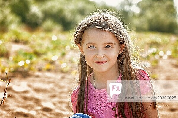 Porträt eines attraktiven kleinen Mädchens im Park  Nahaufnahme