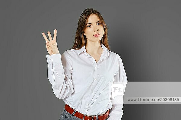 Kluge Frau zeigt drei Finger. Zählen mit Fingern Konzept
