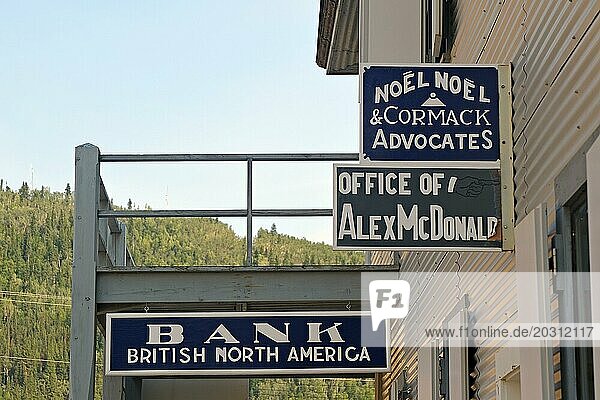 Historische Schilder werben für Bank und Anwalt  Goldrausch  Goldgräberstadt  Dawson City  Yukon Territory  Kanada  Nordamerika