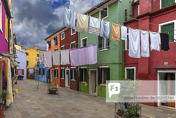 Bunte Wohnhäuser  dazwischen Wäsche auf der Leine  Burano  Venedig  Venetien  Italien  Europa