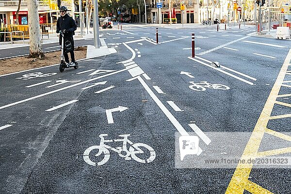 Radweg Markierung und Trennung vom Autoverkehr in Barcelona  Spanien  Europa
