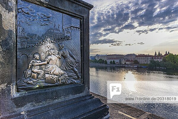 Bronze-Relief  Heiliger Nepomuk beim Brückensturz  Handauflegen auf das Relief soll Glück bringen  Karlsbrücke  Prag  Böhmen  Tschechien  Europa